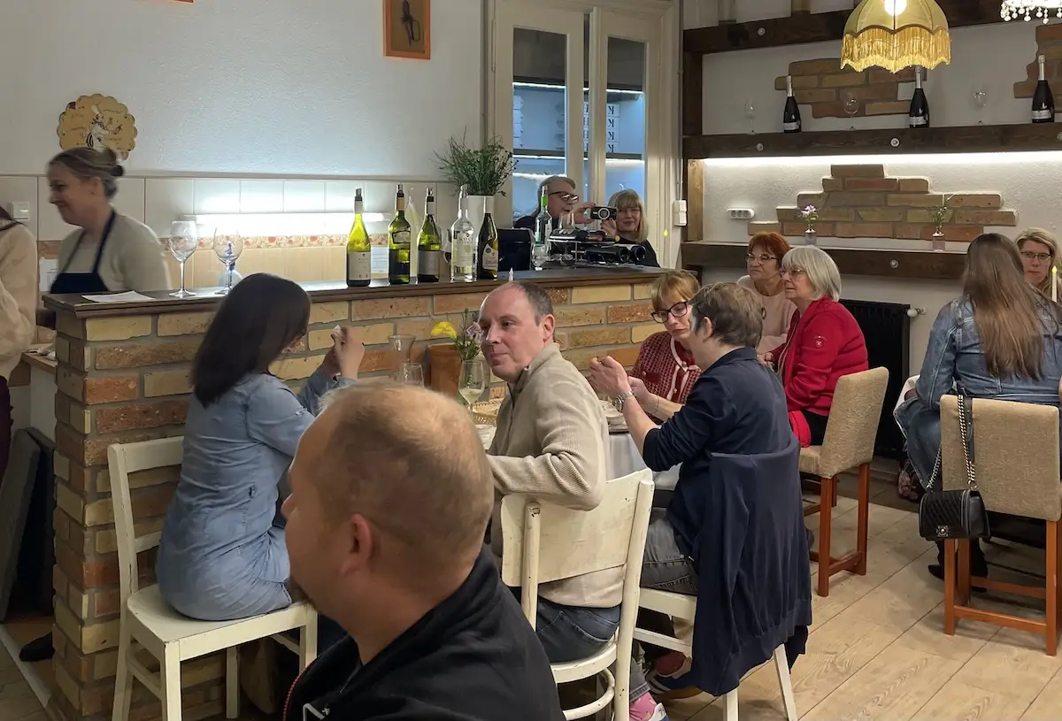 Vendégek a borkóstolón