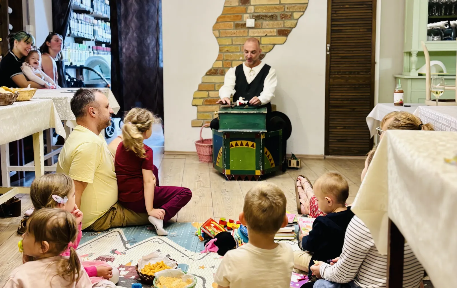 Családi délelőtt mesével, gyümölcslével és egy pohár borral